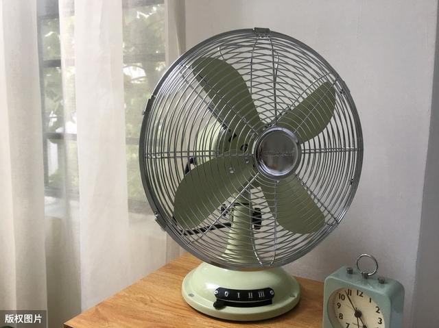 翡翠手镯是寒性的吗会不会手痛翡翠手镯越戴棉絮越多-第3张图片-翡翠网 翡翠手镯是寒性的吗会不会手痛翡翠手镯越戴棉絮越多-第3张图片-翡翠网