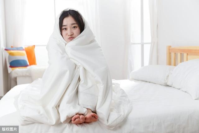 翡翠手镯是寒性的吗会不会手痛翡翠手镯越戴棉絮越多-第6张图片-翡翠网 翡翠手镯是寒性的吗会不会手痛翡翠手镯越戴棉絮越多-第6张图片-翡翠网