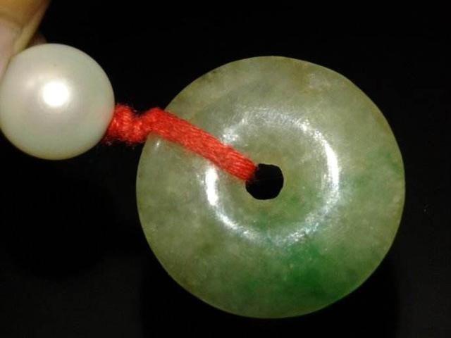 翡翠手镯发黄周大生买的5000多的翡翠手镯-第4张图片-翡翠网 翡翠手镯发黄周大生买的5000多的翡翠手镯-第4张图片-翡翠网