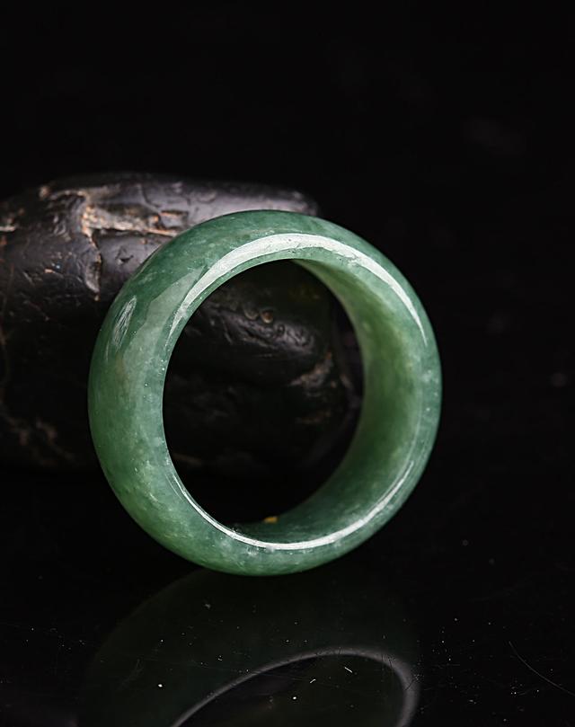 翡翠手镯发黄周大生买的5000多的翡翠手镯-第5张图片-翡翠网 翡翠手镯发黄周大生买的5000多的翡翠手镯-第5张图片-翡翠网