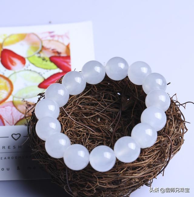 翡翠手镯什么颜色好男士戴翡翠的手镯好不好-第1张图片-翡翠网 翡翠手镯什么颜色好男士戴翡翠的手镯好不好-第1张图片-翡翠网