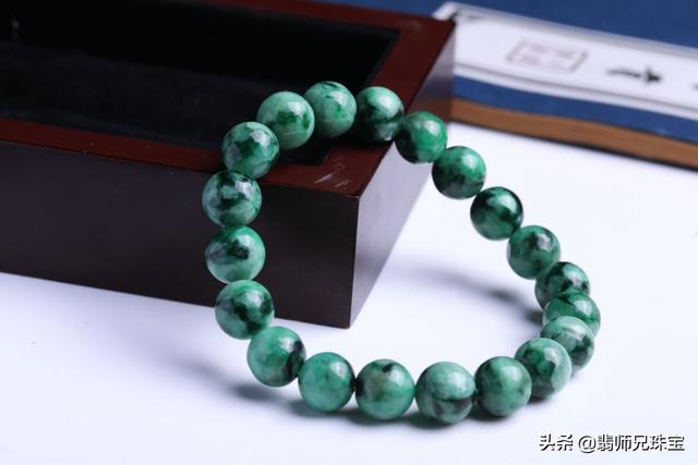 翡翠手镯什么颜色好男士戴翡翠的手镯好不好-第2张图片-翡翠网 翡翠手镯什么颜色好男士戴翡翠的手镯好不好-第2张图片-翡翠网