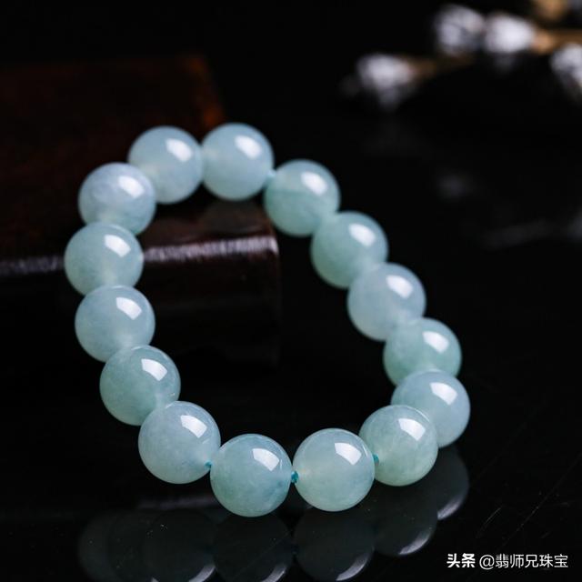 翡翠手镯什么颜色好男士戴翡翠的手镯好不好-第5张图片-翡翠网 翡翠手镯什么颜色好男士戴翡翠的手镯好不好-第5张图片-翡翠网