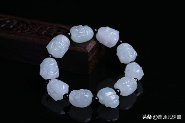 翡翠手镯什么颜色好男士戴翡翠的手镯好不好-第9张图片-翡翠网 翡翠手镯什么颜色好男士戴翡翠的手镯好不好-第9张图片-翡翠网