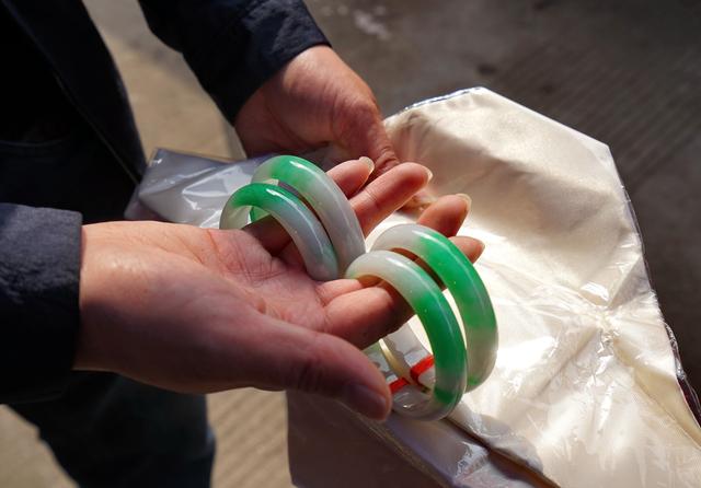 翡翠手镯的寓意大全,腾冲翡翠手镯-第10张图片-翡翠网 翡翠手镯的寓意大全,腾冲翡翠手镯-第10张图片-翡翠网