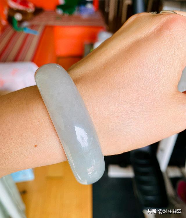 翡翠手镯厚6,翡翠玉镯厚度不一样怎么办-第4张图片-翡翠网 翡翠手镯厚6,翡翠玉镯厚度不一样怎么办-第4张图片-翡翠网