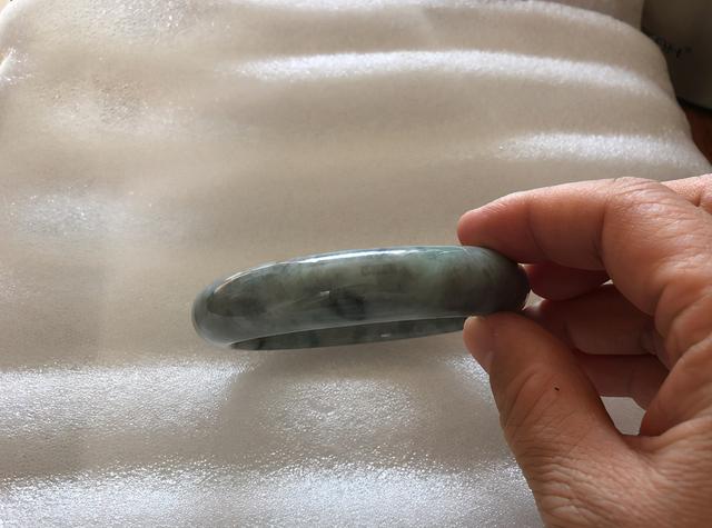 灰绿色翡翠手镯值钱吗,灰色翡翠手镯价格-第1张图片-翡翠网