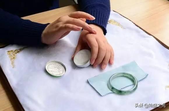 翡翠手镯怎么带才正宗翡翠手镯带紫色好吗-第2张图片-翡翠网 翡翠手镯怎么带才正宗翡翠手镯带紫色好吗-第2张图片-翡翠网