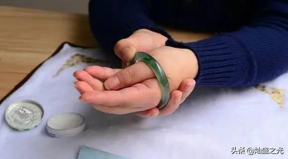 翡翠手镯怎么带才正宗翡翠手镯带紫色好吗-第4张图片-翡翠网 翡翠手镯怎么带才正宗翡翠手镯带紫色好吗-第4张图片-翡翠网