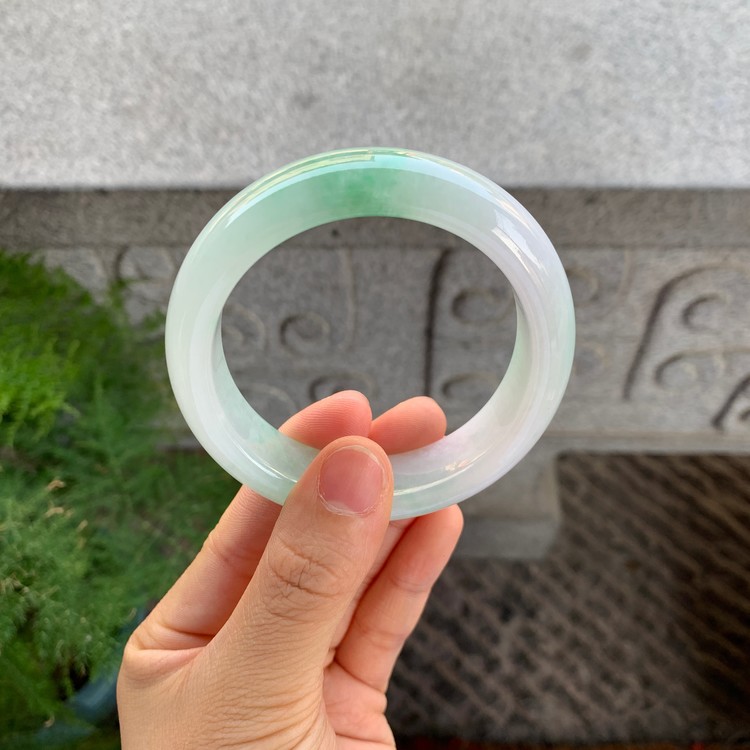 墨儿翡翠冰晴绿底手镯的简单介绍-第1张图片-翡翠网 墨儿翡翠冰晴绿底手镯的简单介绍-第1张图片-翡翠网