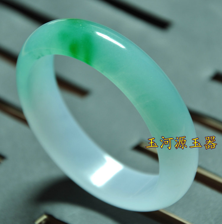 墨儿翡翠冰晴绿底手镯的简单介绍-第2张图片-翡翠网 墨儿翡翠冰晴绿底手镯的简单介绍-第2张图片-翡翠网