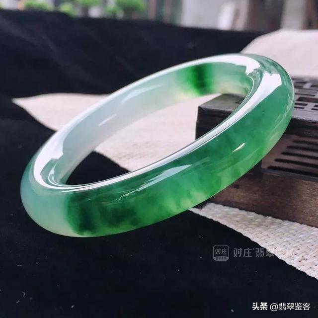 翡翠手镯飘花冰种飘花手镯7000元贵吗-第2张图片-翡翠网 翡翠手镯飘花冰种飘花手镯7000元贵吗-第2张图片-翡翠网