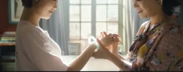 带有荧光粉的翡翠手镯是A货吗,翡翠手镯荧光粉可以擦掉吗-第2张图片-翡翠网 带有荧光粉的翡翠手镯是A货吗,翡翠手镯荧光粉可以擦掉吗-第2张图片-翡翠网