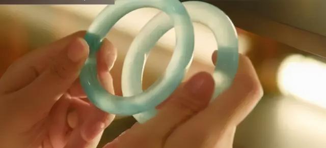 带有荧光粉的翡翠手镯是A货吗,翡翠手镯荧光粉可以擦掉吗-第3张图片-翡翠网 带有荧光粉的翡翠手镯是A货吗,翡翠手镯荧光粉可以擦掉吗-第3张图片-翡翠网