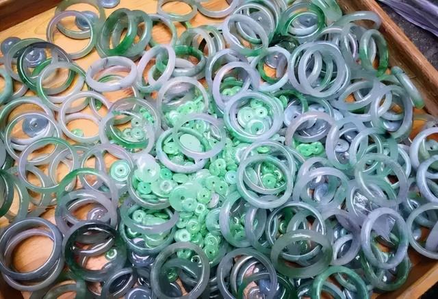 带有荧光粉的翡翠手镯是A货吗,翡翠手镯荧光粉可以擦掉吗-第6张图片-翡翠网 带有荧光粉的翡翠手镯是A货吗,翡翠手镯荧光粉可以擦掉吗-第6张图片-翡翠网