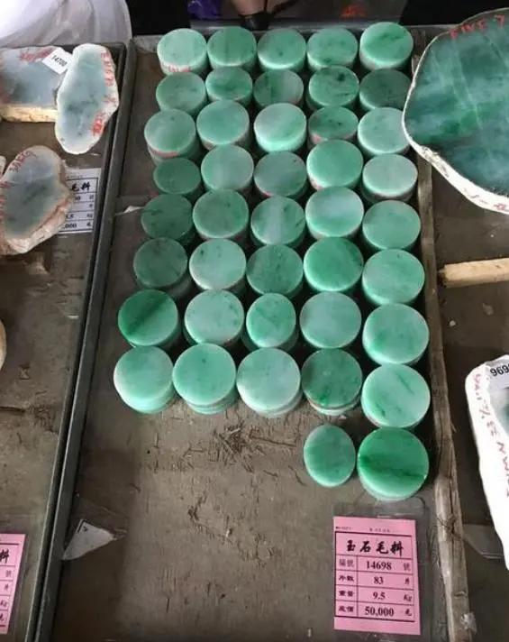 带有荧光粉的翡翠手镯是A货吗,翡翠手镯荧光粉可以擦掉吗-第7张图片-翡翠网 带有荧光粉的翡翠手镯是A货吗,翡翠手镯荧光粉可以擦掉吗-第7张图片-翡翠网