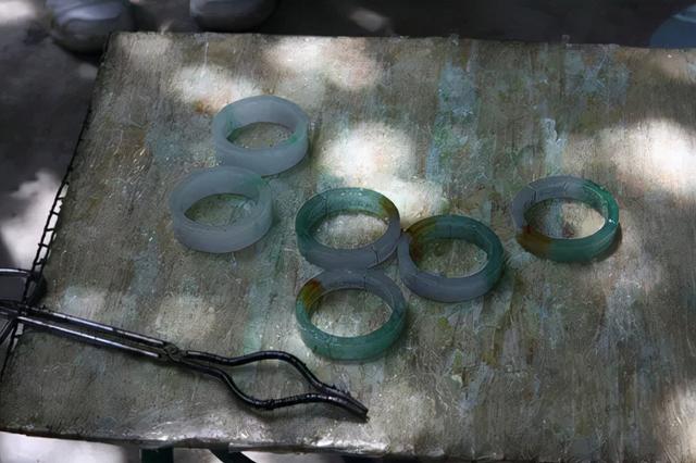 带有荧光粉的翡翠手镯是A货吗,翡翠手镯荧光粉可以擦掉吗-第10张图片-翡翠网 带有荧光粉的翡翠手镯是A货吗,翡翠手镯荧光粉可以擦掉吗-第10张图片-翡翠网