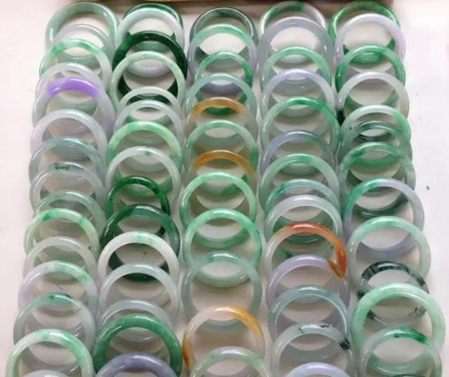 带有荧光粉的翡翠手镯是A货吗,翡翠手镯荧光粉可以擦掉吗-第11张图片-翡翠网 带有荧光粉的翡翠手镯是A货吗,翡翠手镯荧光粉可以擦掉吗-第11张图片-翡翠网