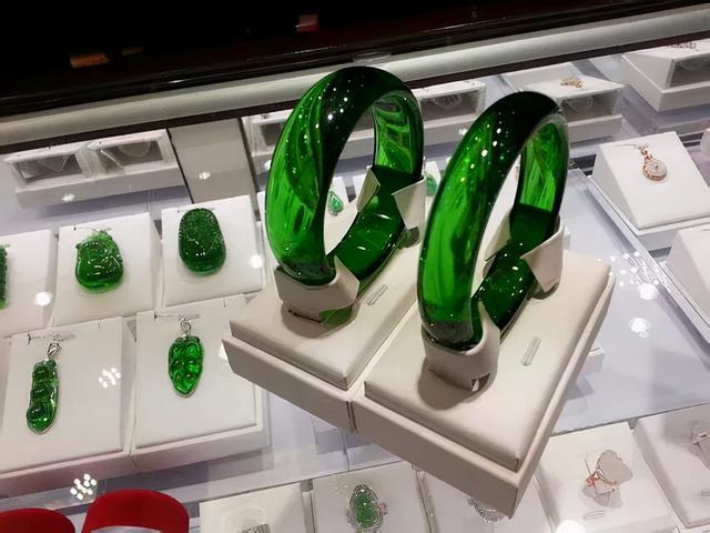 带有荧光粉的翡翠手镯是A货吗,翡翠手镯荧光粉可以擦掉吗-第13张图片-翡翠网 带有荧光粉的翡翠手镯是A货吗,翡翠手镯荧光粉可以擦掉吗-第13张图片-翡翠网