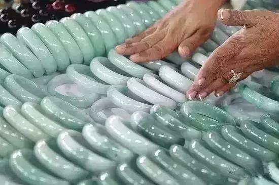 翡翠怎么上抛光粉,粉翡翠价格-第3张图片-翡翠网 翡翠怎么上抛光粉,粉翡翠价格-第3张图片-翡翠网