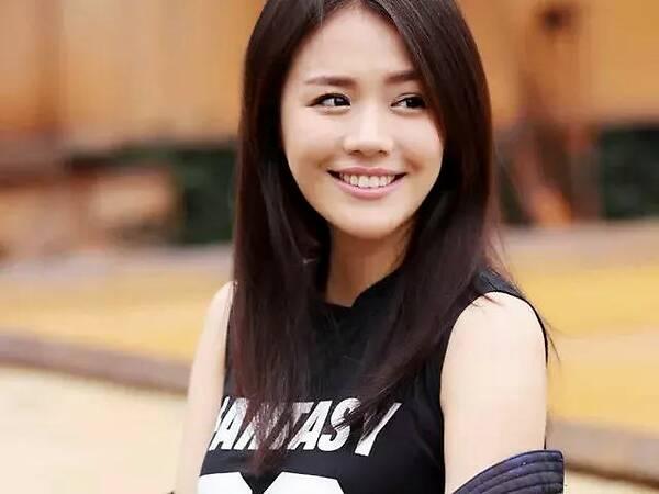 把玩翡翠手镯的正确方法,翡翠镯子佩戴技巧-第1张图片-翡翠网 把玩翡翠手镯的正确方法,翡翠镯子佩戴技巧-第1张图片-翡翠网