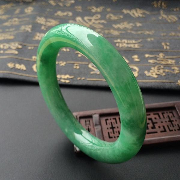 把玩翡翠手镯的正确方法,翡翠镯子佩戴技巧-第3张图片-翡翠网 把玩翡翠手镯的正确方法,翡翠镯子佩戴技巧-第3张图片-翡翠网