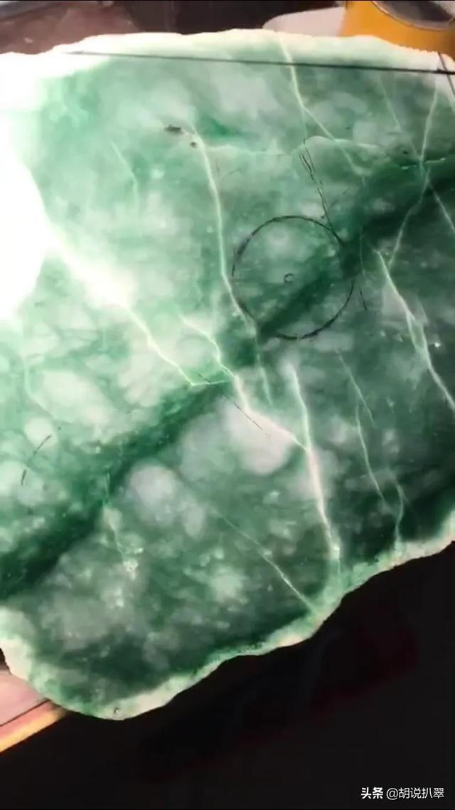 白底青翡翠原石翡翠油青种好还是白底青好-第1张图片-翡翠网 白底青翡翠原石翡翠油青种好还是白底青好-第1张图片-翡翠网