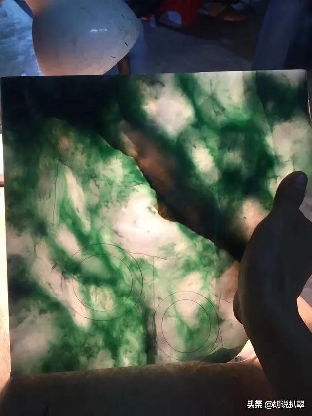 白底青翡翠原石翡翠油青种好还是白底青好-第2张图片-翡翠网 白底青翡翠原石翡翠油青种好还是白底青好-第2张图片-翡翠网