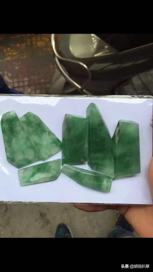 白底青翡翠原石翡翠油青种好还是白底青好-第3张图片-翡翠网 白底青翡翠原石翡翠油青种好还是白底青好-第3张图片-翡翠网