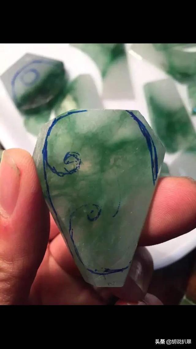 白底青翡翠原石翡翠油青种好还是白底青好-第4张图片-翡翠网 白底青翡翠原石翡翠油青种好还是白底青好-第4张图片-翡翠网