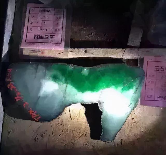 天然玉毛料翡翠原石,翡翠原石比成品贵-第3张图片-翡翠网 天然玉毛料翡翠原石,翡翠原石比成品贵-第3张图片-翡翠网