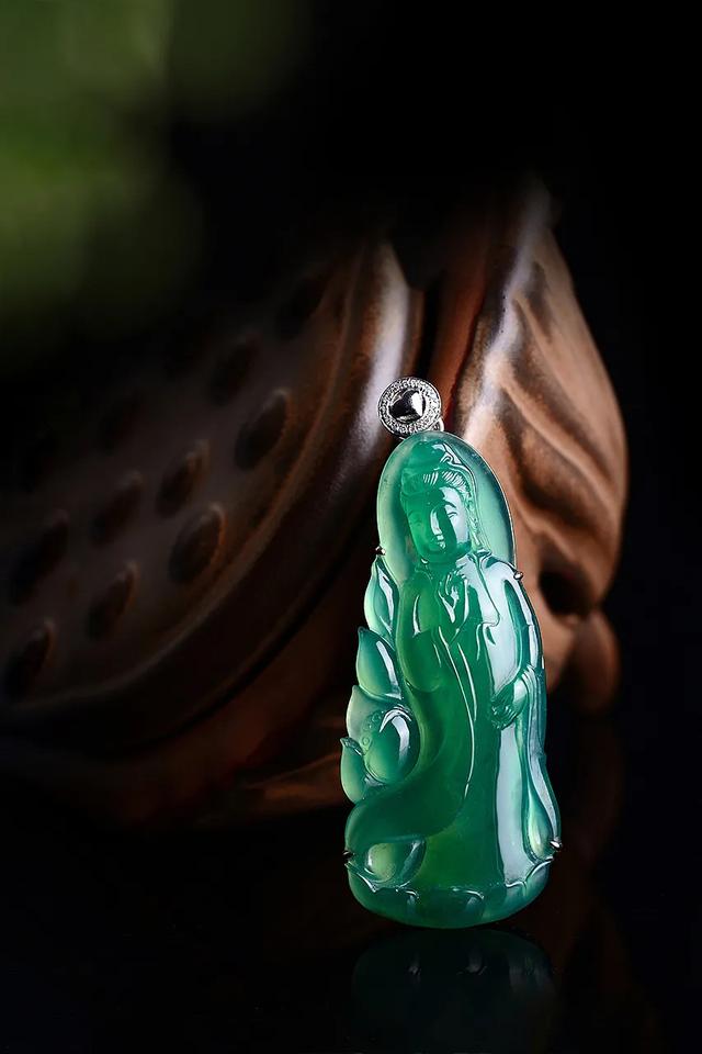 翡翠手镯戴在哪只手好,翡翠手镯表面有闪闪珠光-第2张图片-翡翠网 翡翠手镯戴在哪只手好,翡翠手镯表面有闪闪珠光-第2张图片-翡翠网