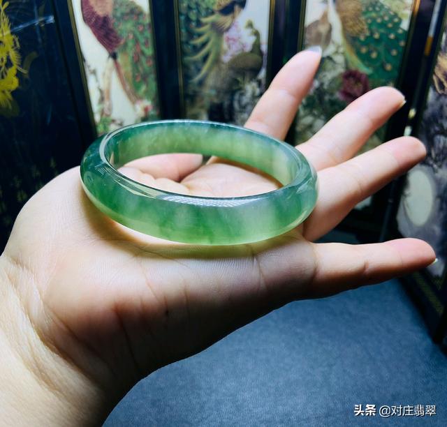 翡翠手镯看种,2万买了个豆种翡翠手镯-第5张图片-翡翠网 翡翠手镯看种,2万买了个豆种翡翠手镯-第5张图片-翡翠网