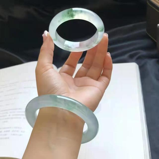 女人佩戴翡翠手镯的好处女人什么年龄适合戴玉-第2张图片-翡翠网 女人佩戴翡翠手镯的好处女人什么年龄适合戴玉-第2张图片-翡翠网