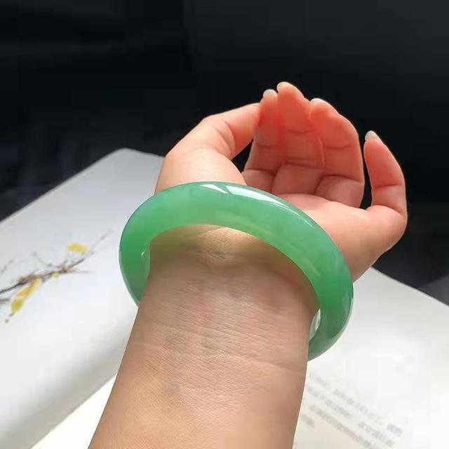 女人佩戴翡翠手镯的好处女人什么年龄适合戴玉-第3张图片-翡翠网 女人佩戴翡翠手镯的好处女人什么年龄适合戴玉-第3张图片-翡翠网