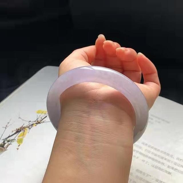 女人佩戴翡翠手镯的好处女人什么年龄适合戴玉-第4张图片-翡翠网 女人佩戴翡翠手镯的好处女人什么年龄适合戴玉-第4张图片-翡翠网