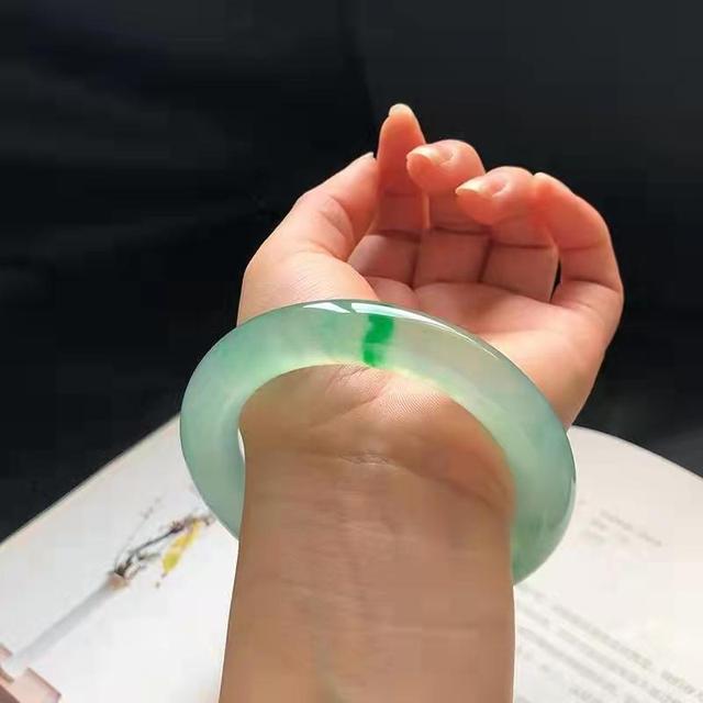 女人佩戴翡翠手镯的好处女人什么年龄适合戴玉-第5张图片-翡翠网 女人佩戴翡翠手镯的好处女人什么年龄适合戴玉-第5张图片-翡翠网