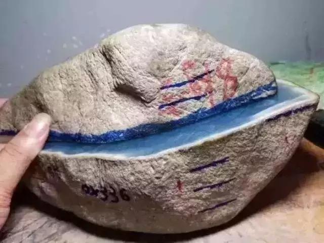 翡翠原石假皮怎么辨认,什么是翡翠原石-第2张图片-翡翠网 翡翠原石假皮怎么辨认,什么是翡翠原石-第2张图片-翡翠网