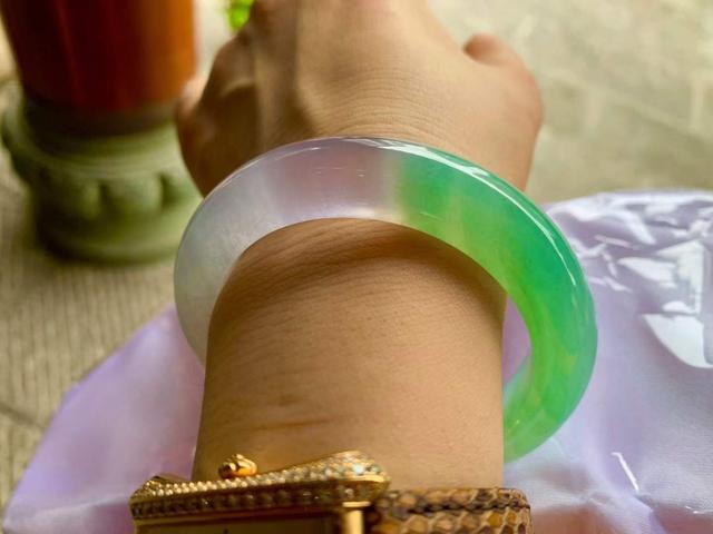 翡翠手镯绿中带紫,翡翠手镯中福-第14张图片-翡翠网 翡翠手镯绿中带紫,翡翠手镯中福-第14张图片-翡翠网