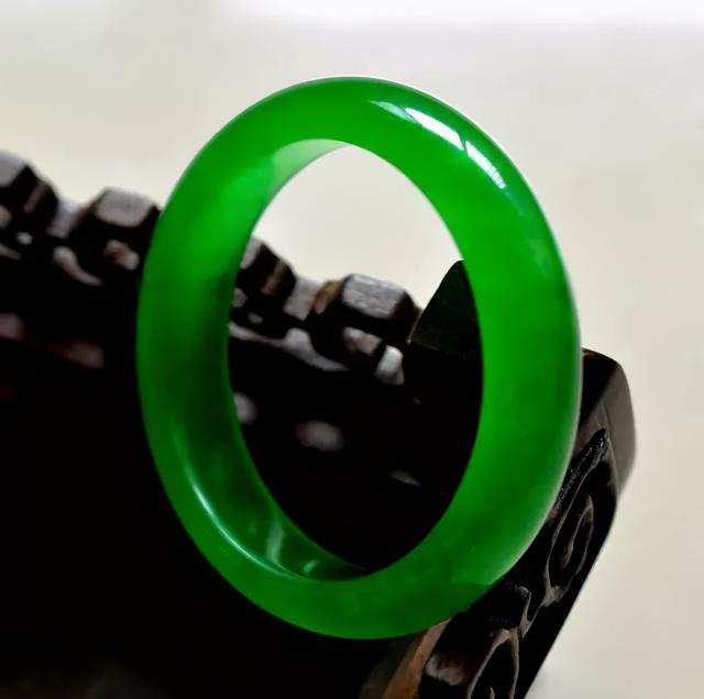 翡翠手镯带左手还是右手佩戴玉镯子的4大好处-第4张图片-翡翠网 翡翠手镯带左手还是右手佩戴玉镯子的4大好处-第4张图片-翡翠网