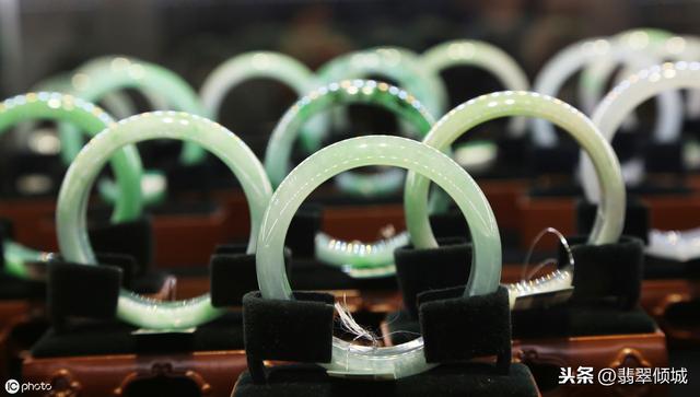 飘黑花翡翠手镯好不好,翡翠手镯有飘黑能买吗-第3张图片-翡翠网 飘黑花翡翠手镯好不好,翡翠手镯有飘黑能买吗-第3张图片-翡翠网