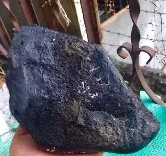 莫湾基翡翠原石漂蓝花,莫湾基原石特点-第1张图片-翡翠网 莫湾基翡翠原石漂蓝花,莫湾基原石特点-第1张图片-翡翠网