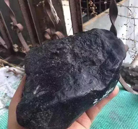 莫湾基翡翠原石漂蓝花,莫湾基原石特点-第2张图片-翡翠网 莫湾基翡翠原石漂蓝花,莫湾基原石特点-第2张图片-翡翠网