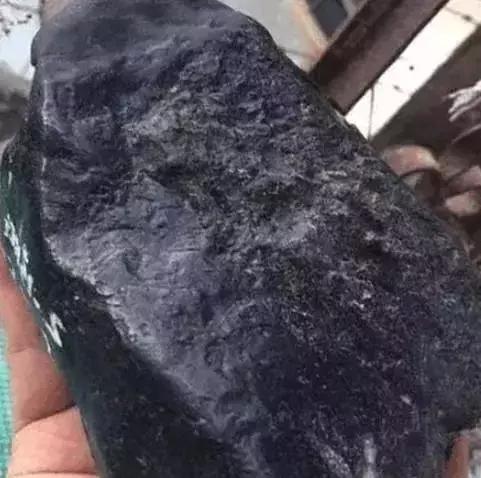 莫湾基翡翠原石漂蓝花,莫湾基原石特点-第3张图片-翡翠网 莫湾基翡翠原石漂蓝花,莫湾基原石特点-第3张图片-翡翠网