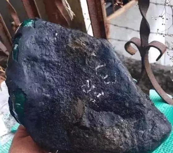 莫湾基翡翠原石漂蓝花,莫湾基原石特点-第4张图片-翡翠网 莫湾基翡翠原石漂蓝花,莫湾基原石特点-第4张图片-翡翠网