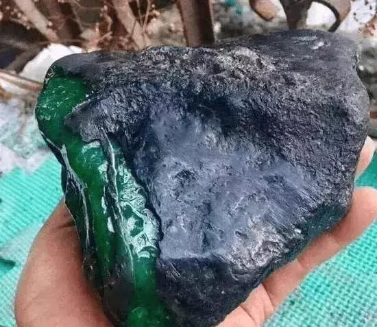 莫湾基翡翠原石漂蓝花,莫湾基原石特点-第5张图片-翡翠网 莫湾基翡翠原石漂蓝花,莫湾基原石特点-第5张图片-翡翠网