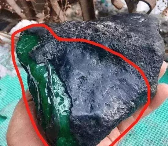 莫湾基翡翠原石漂蓝花,莫湾基原石特点-第6张图片-翡翠网 莫湾基翡翠原石漂蓝花,莫湾基原石特点-第6张图片-翡翠网