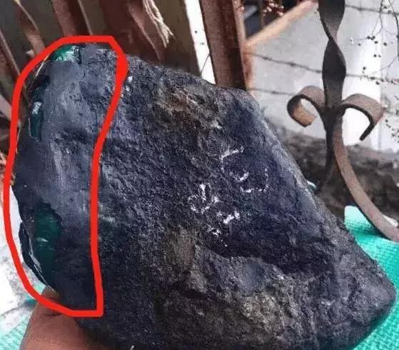 莫湾基翡翠原石漂蓝花,莫湾基原石特点-第7张图片-翡翠网 莫湾基翡翠原石漂蓝花,莫湾基原石特点-第7张图片-翡翠网