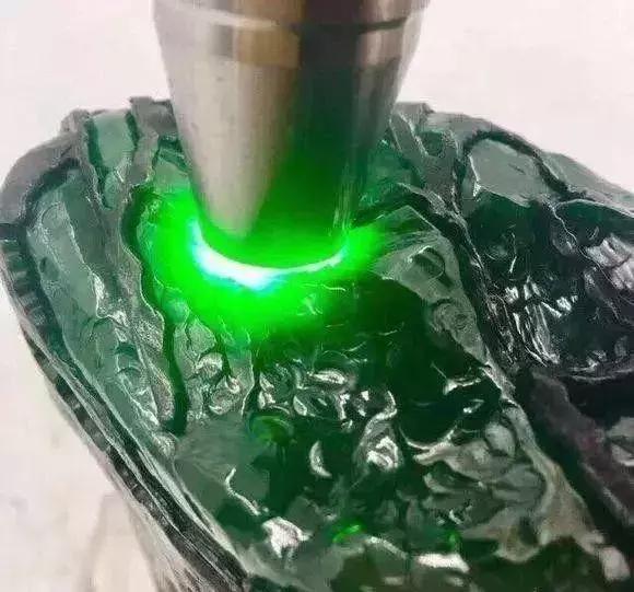 莫湾基翡翠原石漂蓝花,莫湾基原石特点-第8张图片-翡翠网 莫湾基翡翠原石漂蓝花,莫湾基原石特点-第8张图片-翡翠网