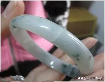 200元的翡翠手镯是真的吗,1万块翡翠手镯是真的么-第10张图片-翡翠网 200元的翡翠手镯是真的吗,1万块翡翠手镯是真的么-第10张图片-翡翠网